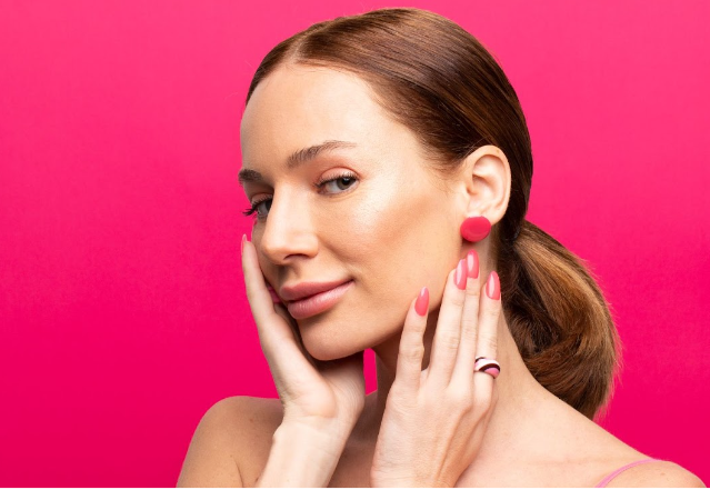 Imagem da influencer Maria Eugênia demonstrando a pele de seu rosto com os efeitos do Colágeno Anti-Age com Verisol