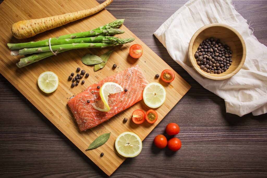 O salmão é um dos alimentos fontes de CoQ10. Por isso é importante manter uma dieta equilibrada.