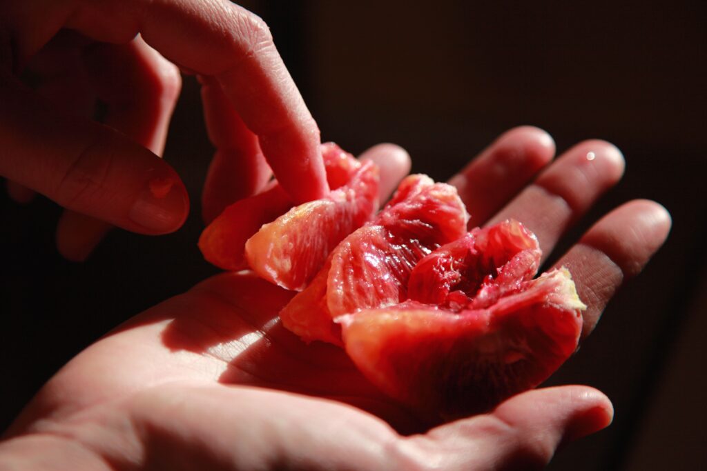 Como é uma fruta difícil de ser encontrada, o composto da Laranra Moro pode ser consumido em capsulas.