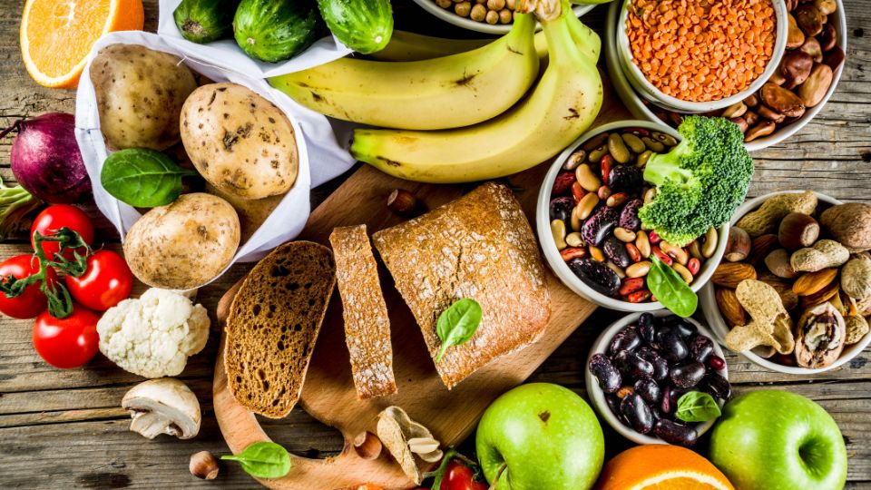 Alimentos ricos em fibras: frutas, legumes, oleaginosas, pão integral, etc.