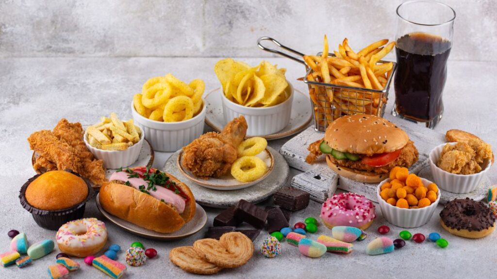 alguns exemplos de alimentos ultraprocessados: salgadinhos, refrigerante, fast-food