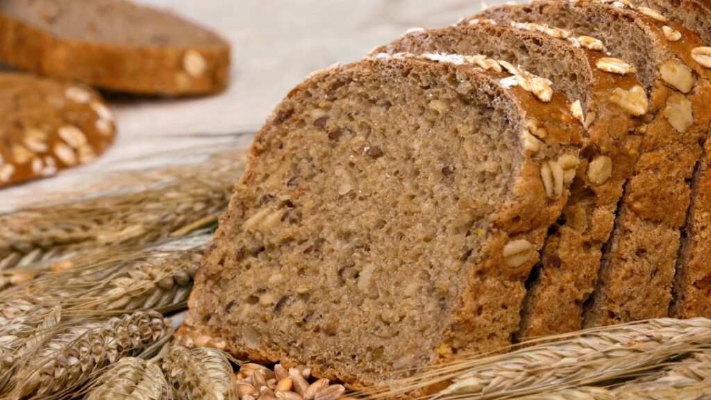 imagem mostra fatias de pão integral fabricado com alguns tipos de grãos