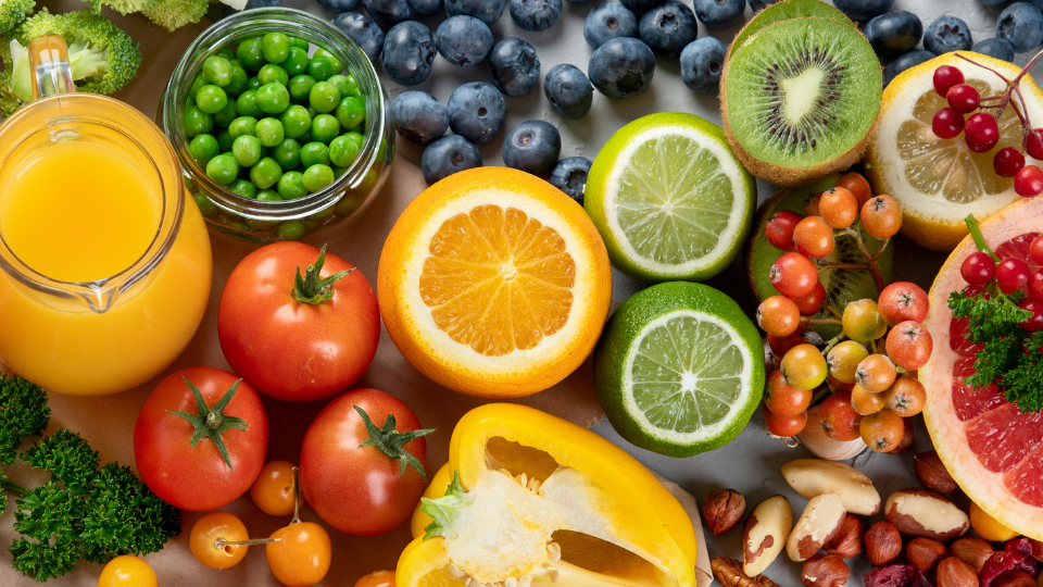 Também chamada de ácido ascórbico, a vitamina C é um poderoso antioxidante encontrado principalmente em frutas cítricas e vegetais.