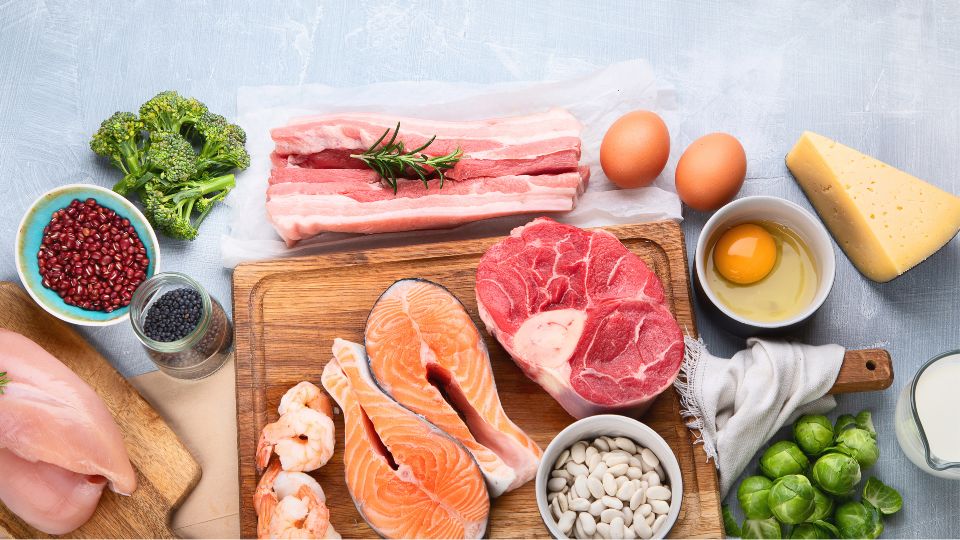 Alimentos ricos em proteínas: salmão, carne, queijo, ovos, frango, brócolis e grãos.