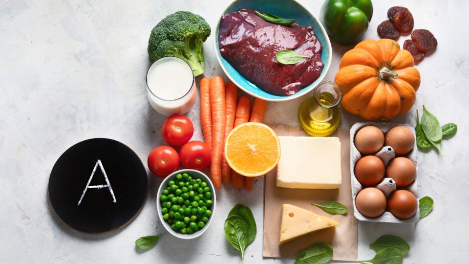 Alimentos ricos em vitamina A: cenoura, ovo, queijo, abóbora, fígado, ovos, tomate, brócolis, pimentão, etc.