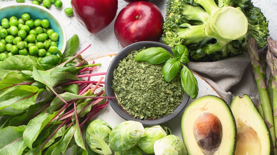 Alimentos ricos em vitamina K: abacate, vegetais e ervilha.