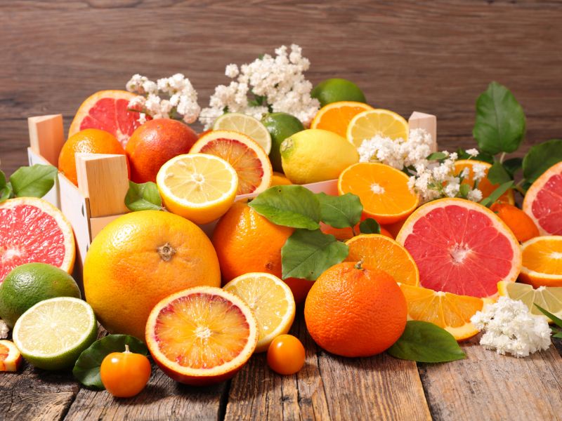 Imagem mostra frutas cítricas como laranja e limão.