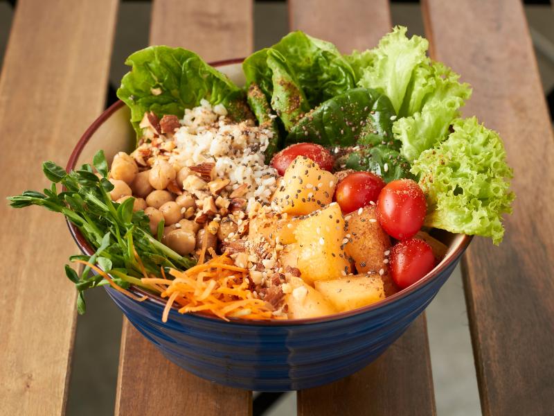 Bowl com verduras e legumes representando dieta vegana.