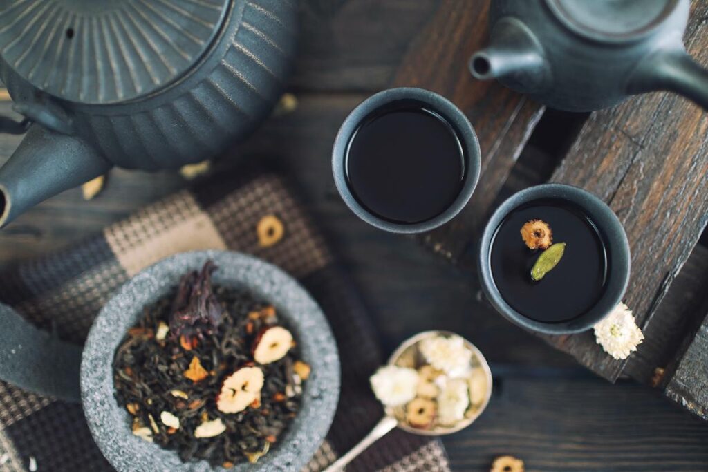 xícaras de chá preto que contam com os benefícios da cafeína