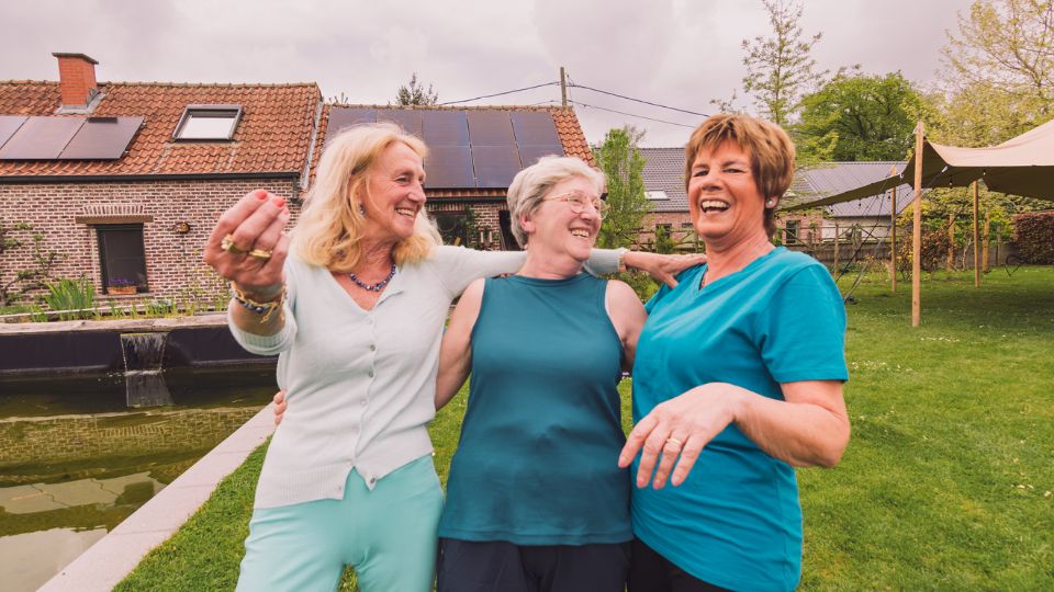 Envelhecimento saudável - Três idosas rindo e com expressão feliz.