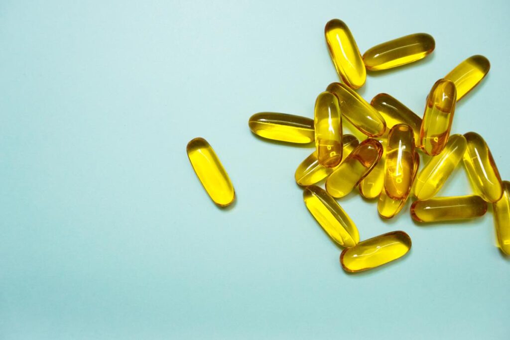 Cápsulas de vitaminas amarelas, que servem na dieta vegana ou vegetariana 
