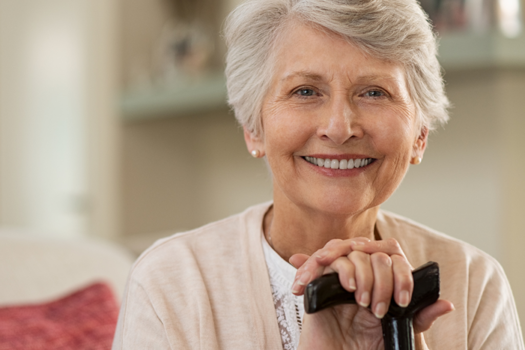idosa segurando bengala com envelhecimento saudável 